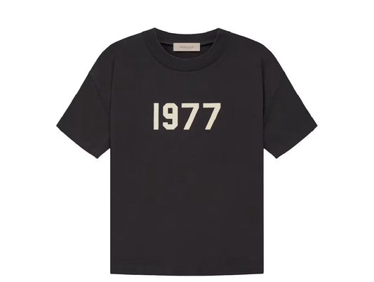 1977 Minimalist Graphic Tee – Retro Vibes, Modern Street Style